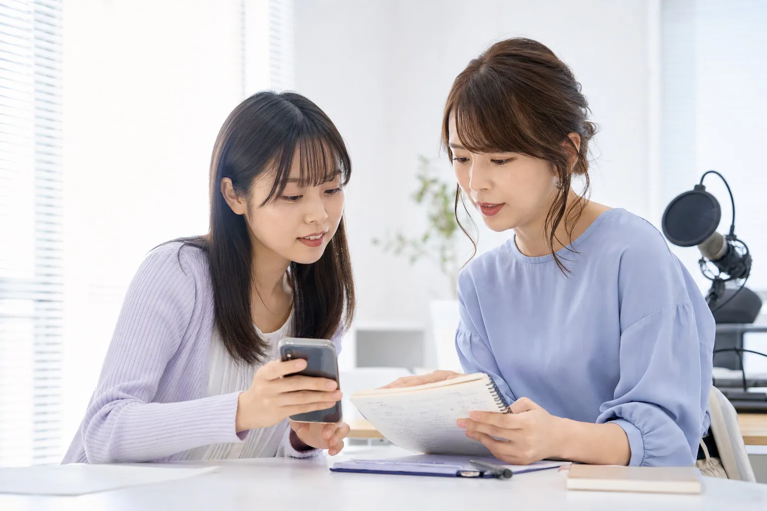 配信希望者とサポート担当者が活動内容を相談する様子