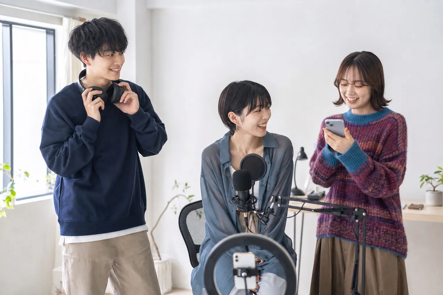 配信前のスタジオで準備する3人のライバー