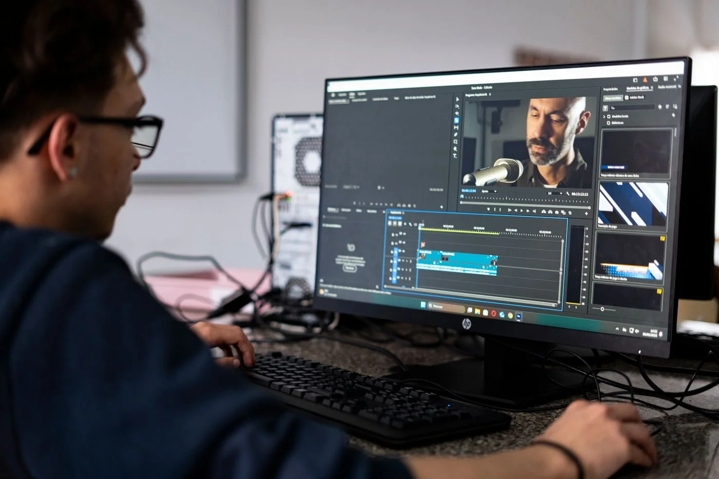 収録映像を編集する制作作業のイメージ